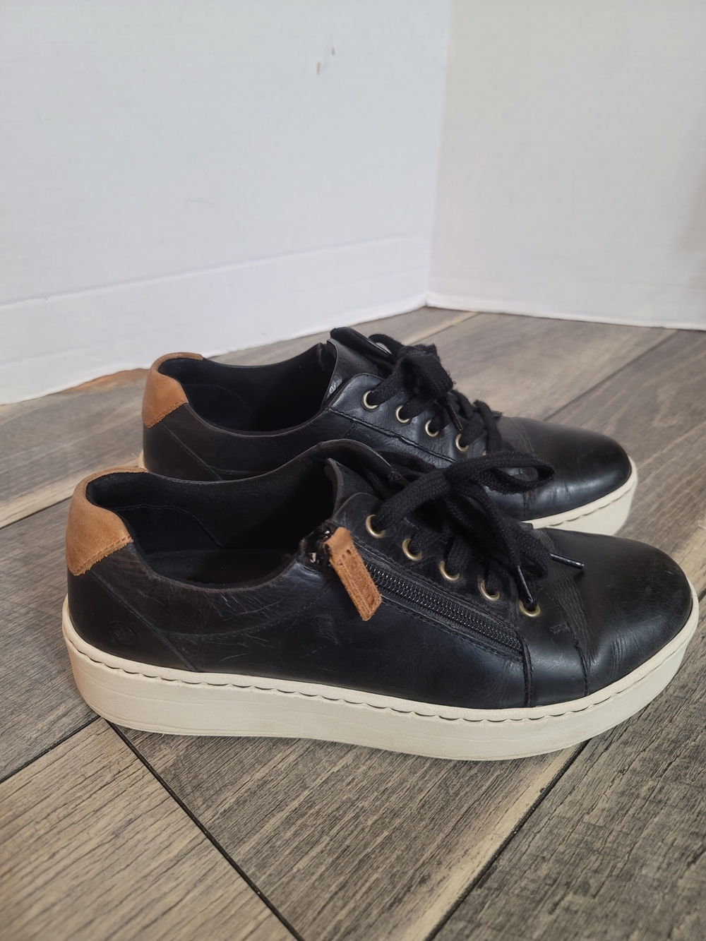 Born Moxie Black Leather Sneakers with Tan Heel Accent Platform Lightweight Sz 8